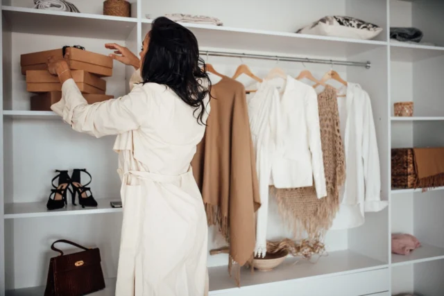 Why shop till you drop when you can shop your closet? 👗👠 Rediscover forgotten pieces, create fresh looks and save money! Our guide to shopping your closet, reorganizing your wardrobe and elevating your personal style is here! Shake up your style while promoting sustainability. 💚
